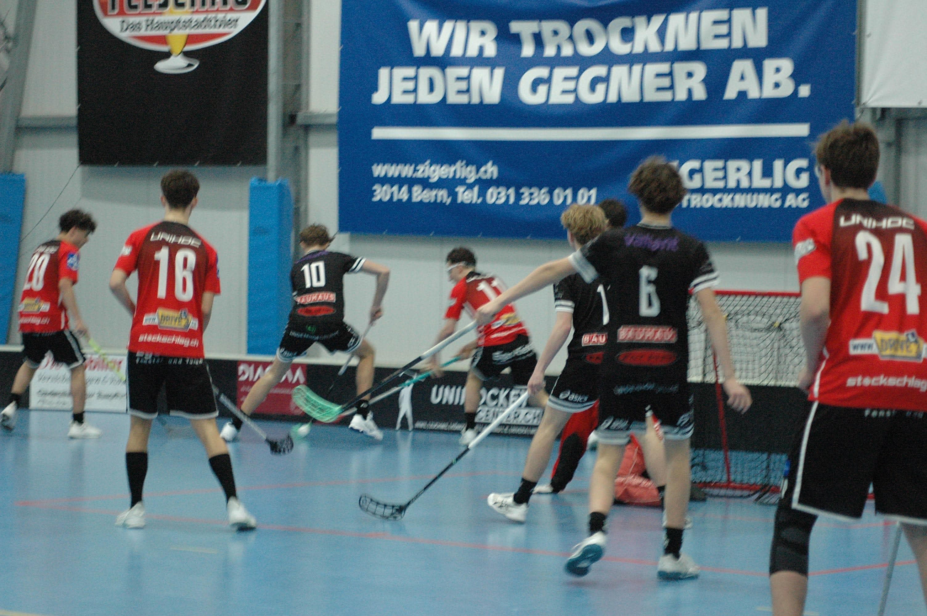 Unihockey-Angriff in der Halle
